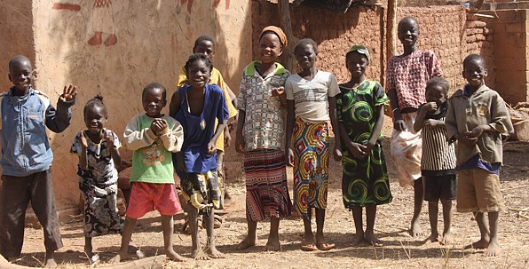 Mit Ihrer Hilfe und Ihren Spenden kann Geld in die Gesundheit und Schulbildung von Burkina Faso investiert werden